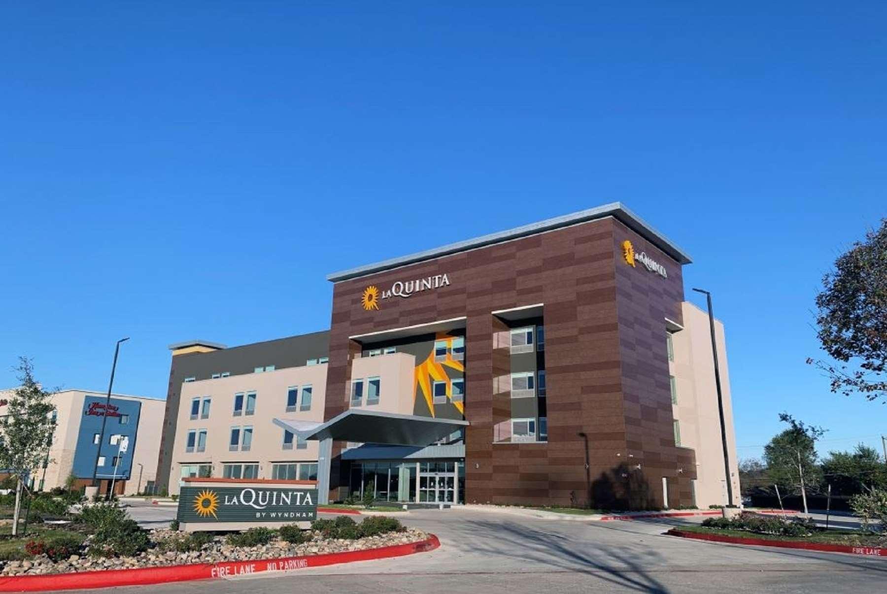 La Quinta Inn & Suites By Wyndham Dallas/Fairpark Exterior foto